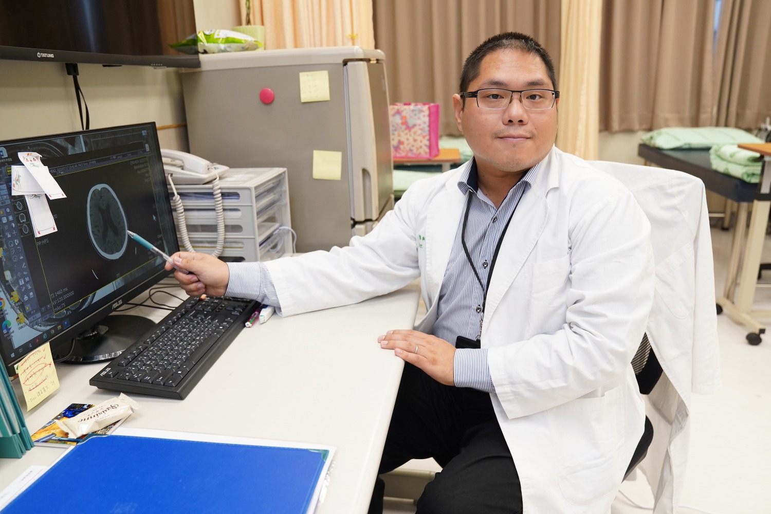 錢駿醫師指出,常壓性水腦症多見於60歲以上長者,常因腦脊髓液積聚壓迫腦部,特別是曾有外傷或感染者。(圖/記者林照東翻攝)