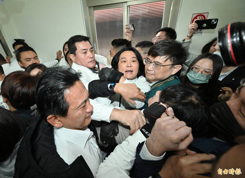 國民黨立委黃仁等人以人牆嚴守會議室門口,上午七時許和民進黨立委爆發推擠衝突。(記者包克明 攝)