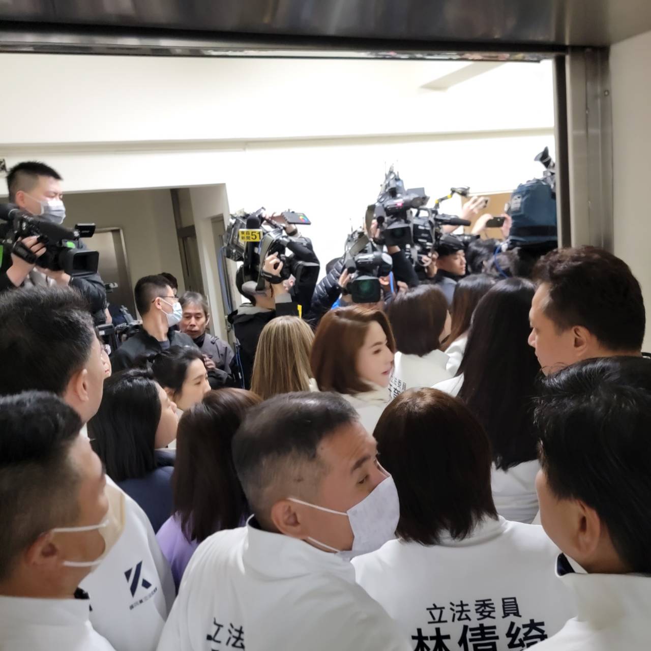 藍綠推擠衝突中,現場吸引無數媒體關切。(記者包克明 攝)