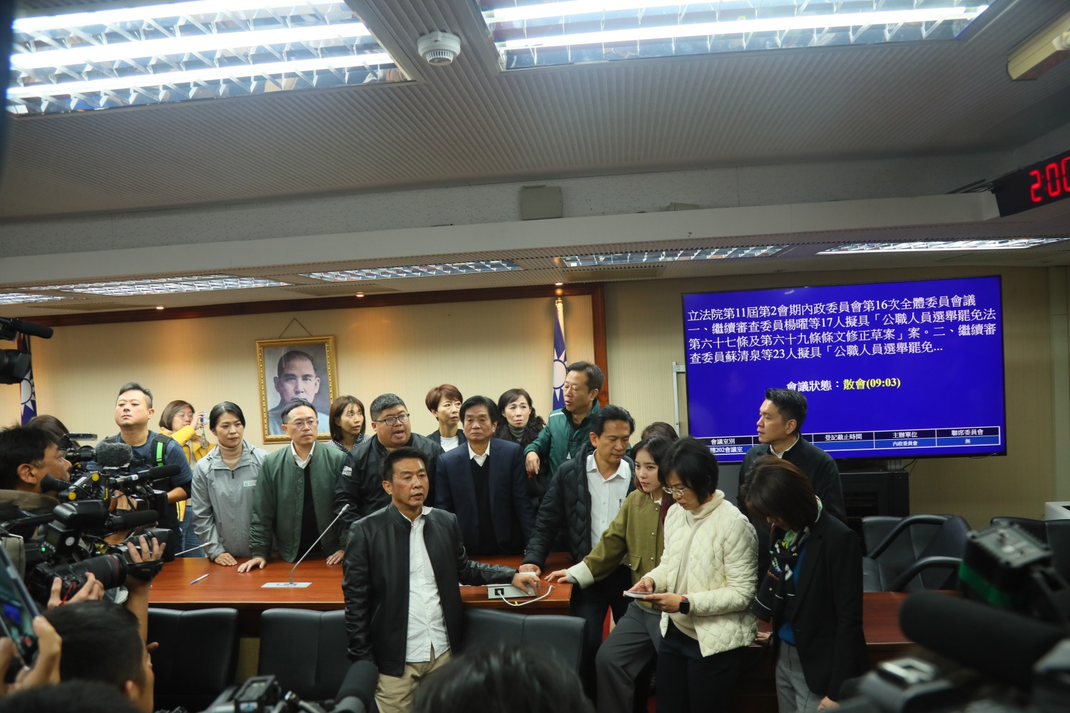 民進黨書記長蔡易餘等人高喊會議無效,抗議不得其門而入讓罷法修正草案出委員會完成一讀。(記者包克明 攝)