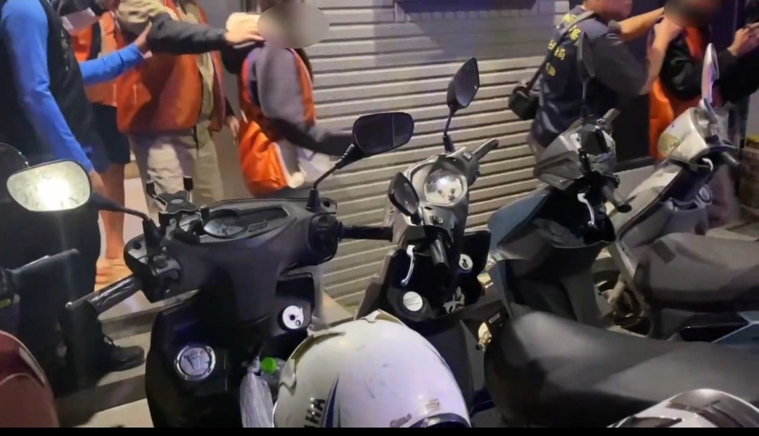 警方將負責人黃男及劉姓女荷官等5人及13名賭客,移送士林地方檢察署偵辦。(記者 黃荷琇翻攝)