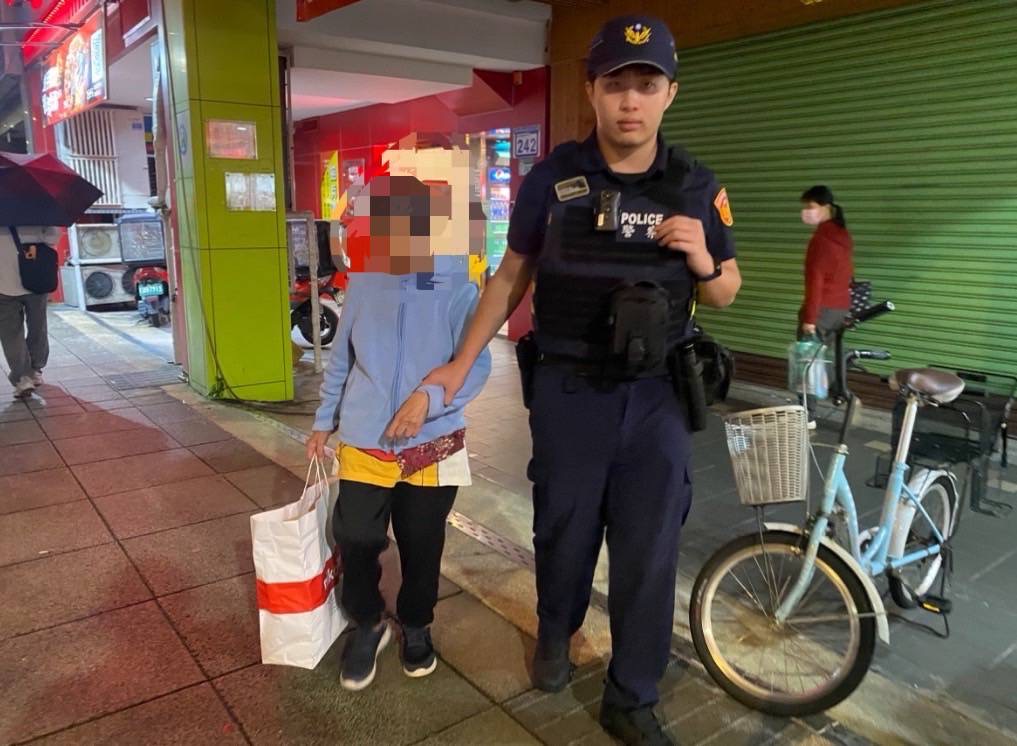 尋獲林姓婦人與萬盛派出所警員陳威欣。(記者 張艷君翻攝)
