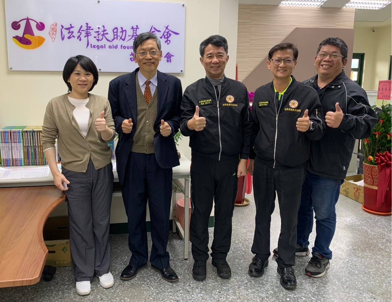 榮服處處長陳立中(中)偕服務團隊請益法扶苗栗分會長何邦超(左2)提供清寒榮民(眷)多元法律扶助工作。合影留念。(記者 張艷君翻攝)