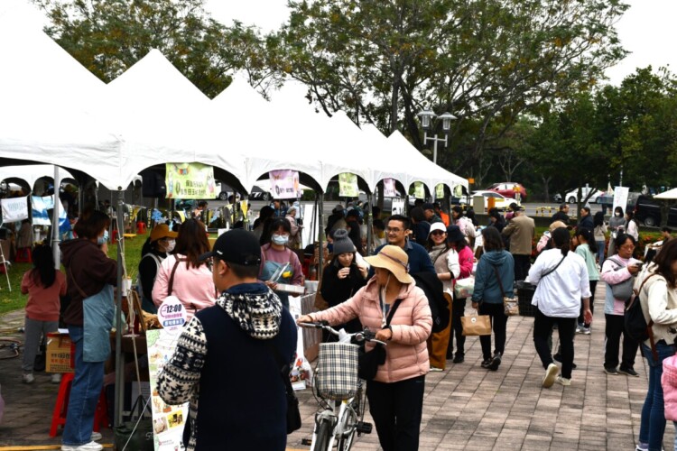 ▲勞動部「好時光靚市集」有親子同樂表演及體驗,吸引許多民眾帶小孩前來參加、場面熱鬧滾滾。(記者劉春生攝)