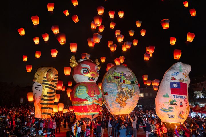 世界龍好4顆天燈齊飛天燈施放畫面(2024年天燈活動資料照片)。 圖:新北市政府觀光旅遊局/提供