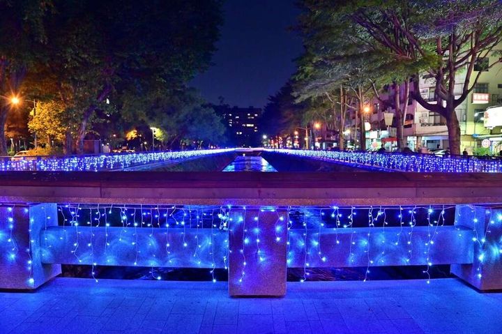「螢光綠川」點亮台中夜色 耶誕嘉年華浪漫登場