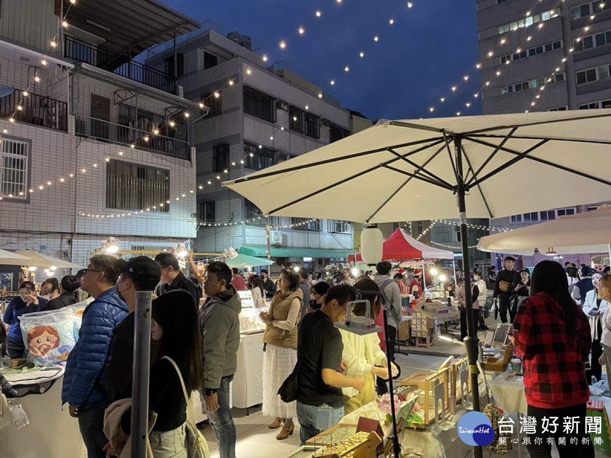 ▲文武三街上30台胖卡攤車共120個攤位文創及餐飲市集現場熱鬧滾滾。