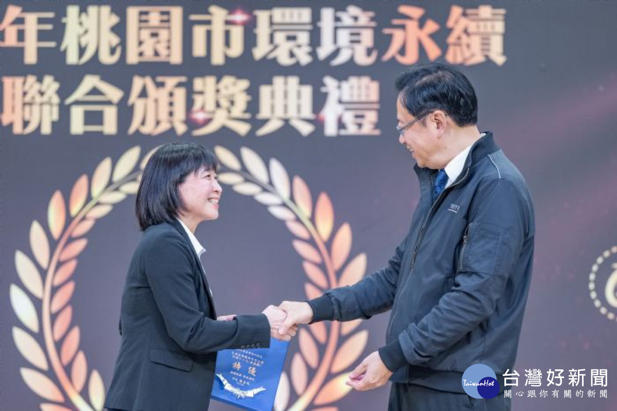 張市長與獲獎單位代表握手致意。