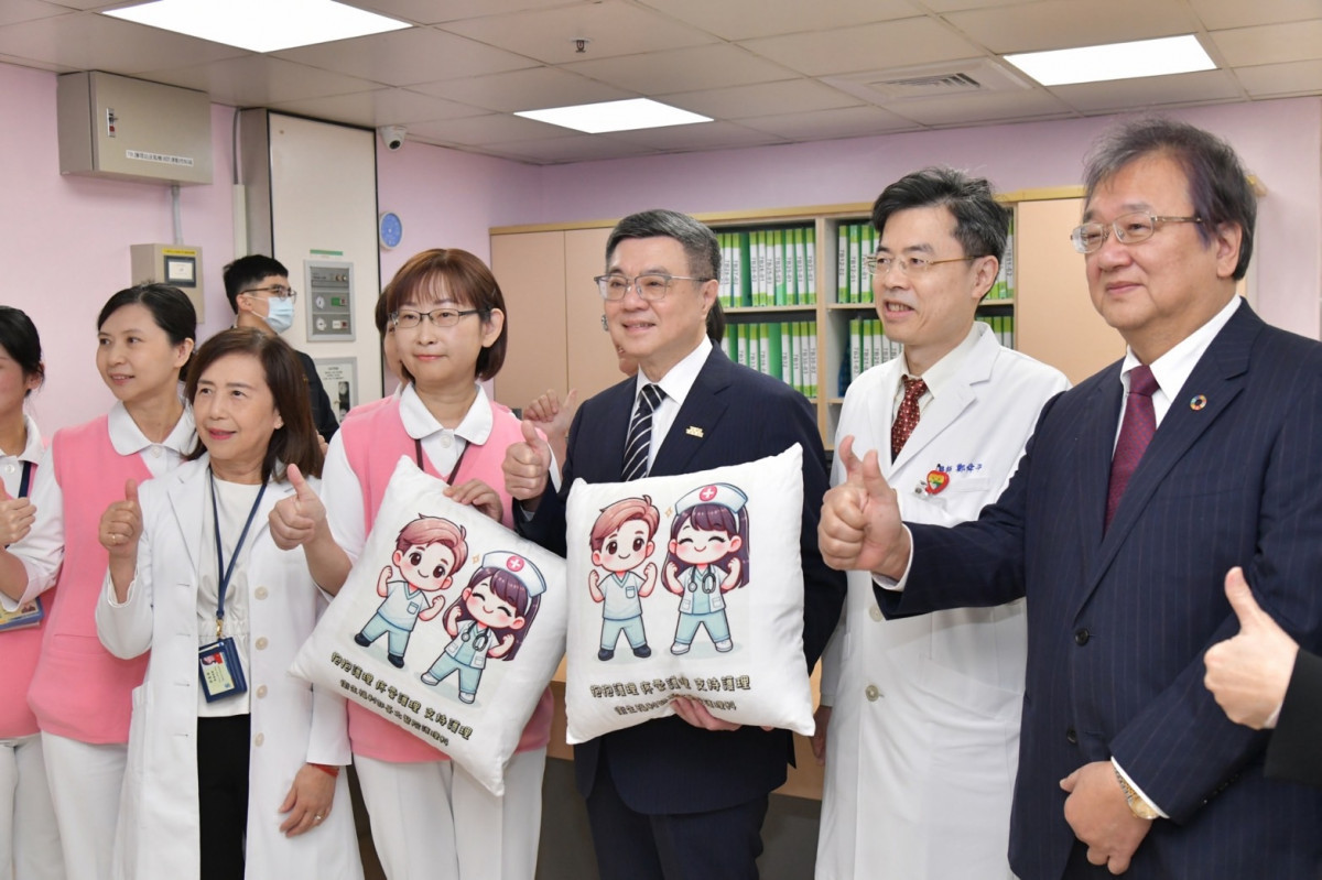 行政院長卓榮泰（中）視察衛生福利部台北醫院。（圖／行政院新聞傳播處）