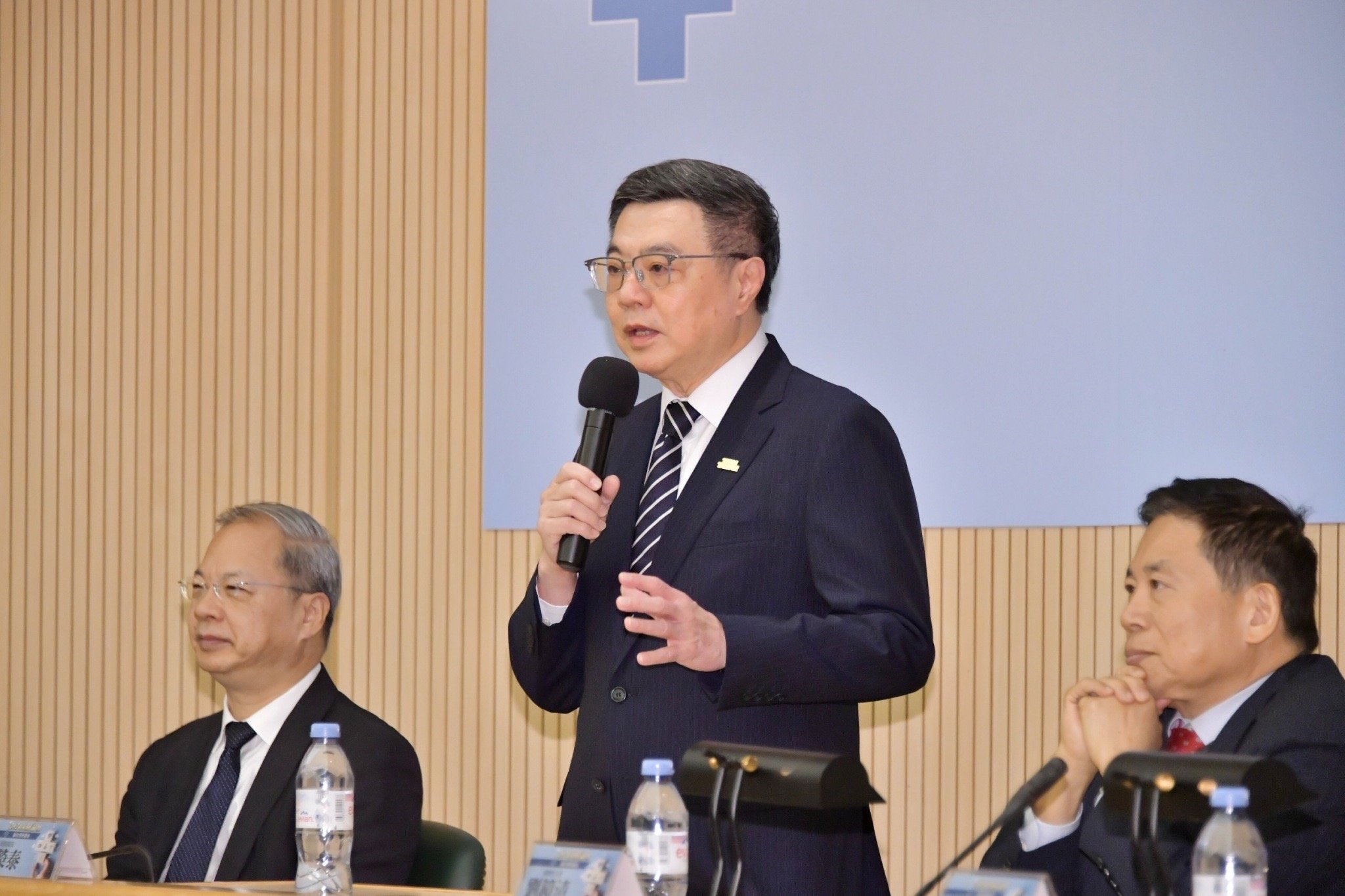 行政院長卓榮泰17日晚間宣布,現任國安會諮詢委員馬永成轉政務委員,主掌「全社會防衛」。行政院提供