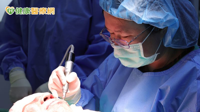 大範圍深層痘疤如何消? 醫:選擇機械磨皮術