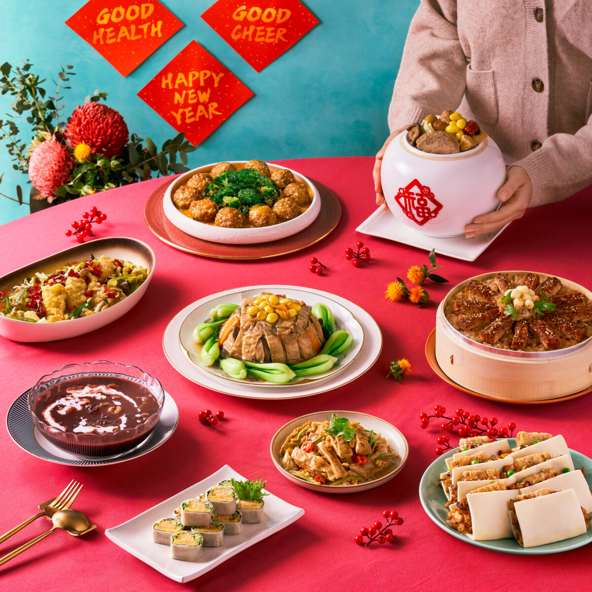 「果然匯」推出的《金蛇迎春團圓宴》九品蔬食美味售價4,888元，輕鬆澎湃上桌。