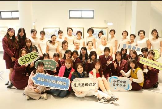 ▲圖、美麗的阿嬤新娘與學生們開心合影。。（ 記者李堂安翻攝）