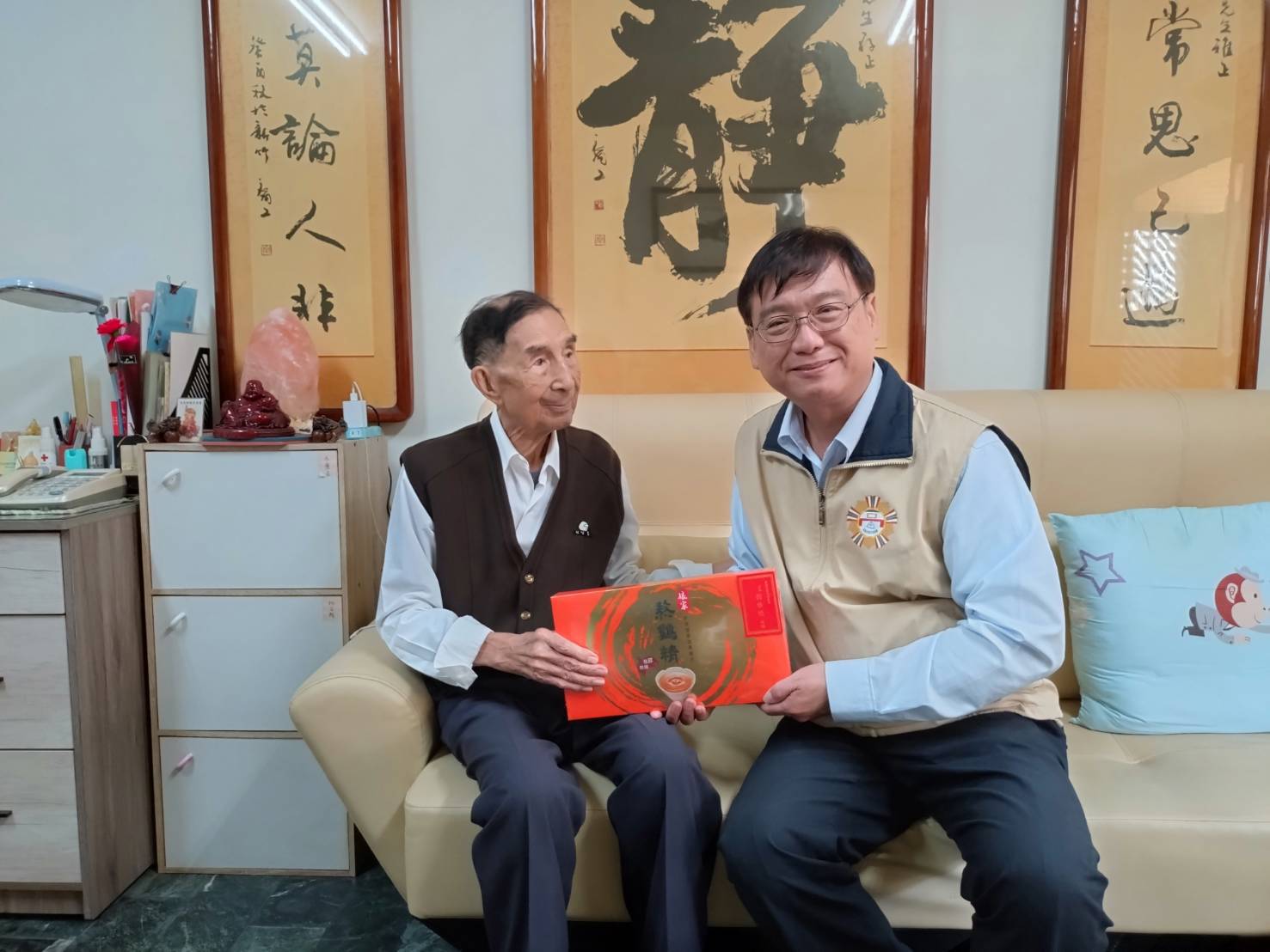 高市榮服處長　訪視榮民藝術家及創業榮民　關懷長輩寒冬送溫暖
