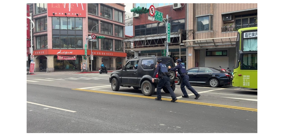 民眾車輛拋錨 北市保大警伸援手移置路旁