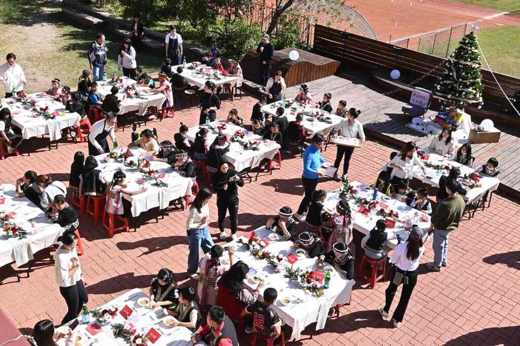 ▲2024愛飯團公益餐會活動於今日在武界法治國小愛心登場。（記者張玉泰攝）