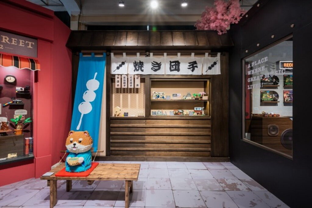 樂高專業認證大師黃彥智為「FUN玩樂高風」巡迴展製作日式糰子小攤的可愛迎賓吉祥物《柴犬》