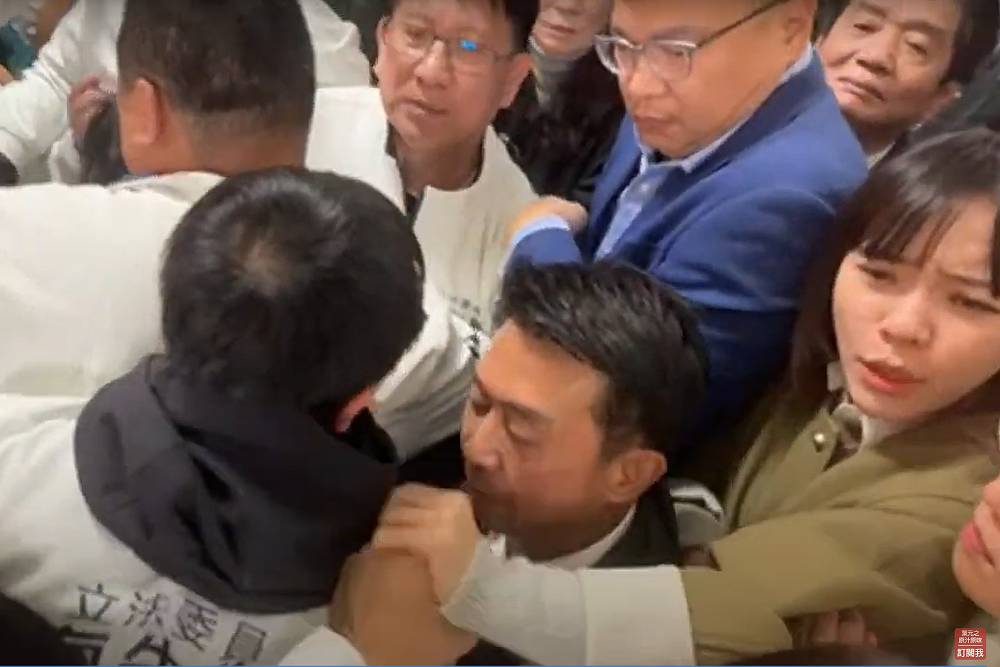 黃捷稱許智傑因選罷法闖關被暴打 邱鎮軍秀影片自清 216 黃捷稱許智傑因選罷法闖關被暴打 邱鎮軍秀影片自清 215