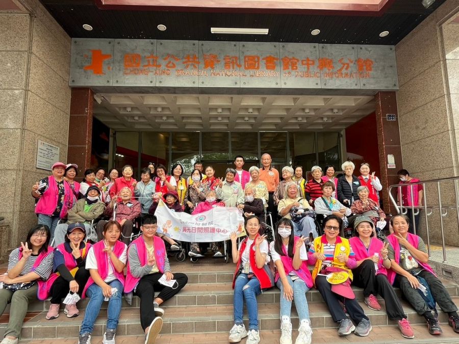 興光日照中心阿公阿嬤到國資圖中興分館聽故事