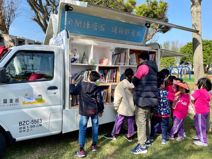 將書香傳入偏鄉角落 桃園在地企業暖心捐行動圖書車 82 S 67027053 0