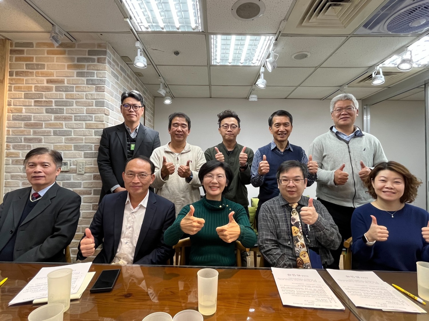 林岱樺 (前中)邀集農業部植物防疫檢疫署、中華民國獸醫師公會全聯會、台北市獸醫師公會、國立台灣大學、國立中興大學、國立嘉義大學及國立屏東科技大學,針對成立「台灣犬貓非營利血庫」召開協調會。(圖/林岱樺國會辦公室提供)