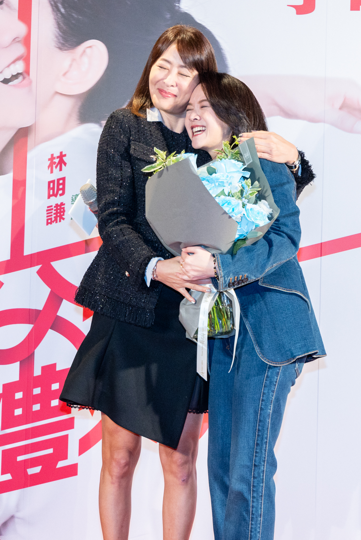 台北101董事長賈永婕意外出現獻花,給曾寶儀驚喜。圖/台北双喜電影提供