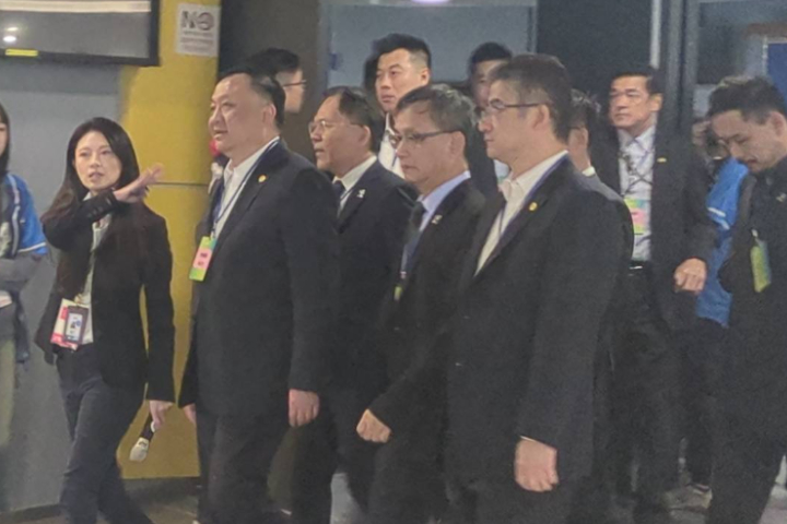 大陸上海副市長華源(左2)一行人今天(17日)下午參訪台北大巨蛋,坦言對場館現代化非常震撼。圖/記者高陸攝