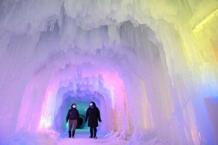 全長20公尺的冰之洞窟,360度被冰塊環繞著,讓人彷彿置身於魔法王國般帶來夢幻體驗。 圖:安倶里まほら岩手/提供