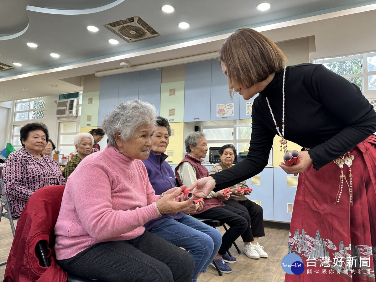 靈鷲山師姐發春聯給新北市貢寮區長者，與地方結緣。（圖由靈鷲山佛教教團提供）<br /><br /> <br /><br /> 