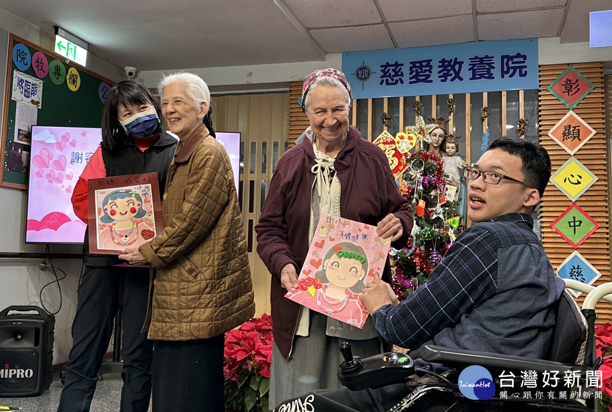今年聖誕節前夕82歲謝容眾修女，同樣高齡86歲的吳彩，約定17日早上相聚於彰化慈愛教養院與孩子提前慶祝聖誕節。圖／記者鄧富珍翻攝