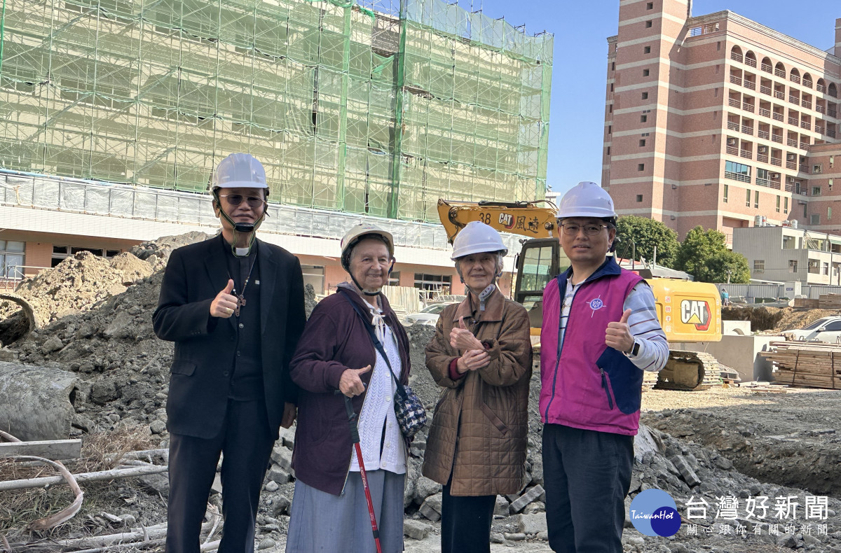 謝容眾、吳彩珠兩人也再現任院長張明正的陪同下視察新建大樓工程。圖/記者鄧富珍翻攝