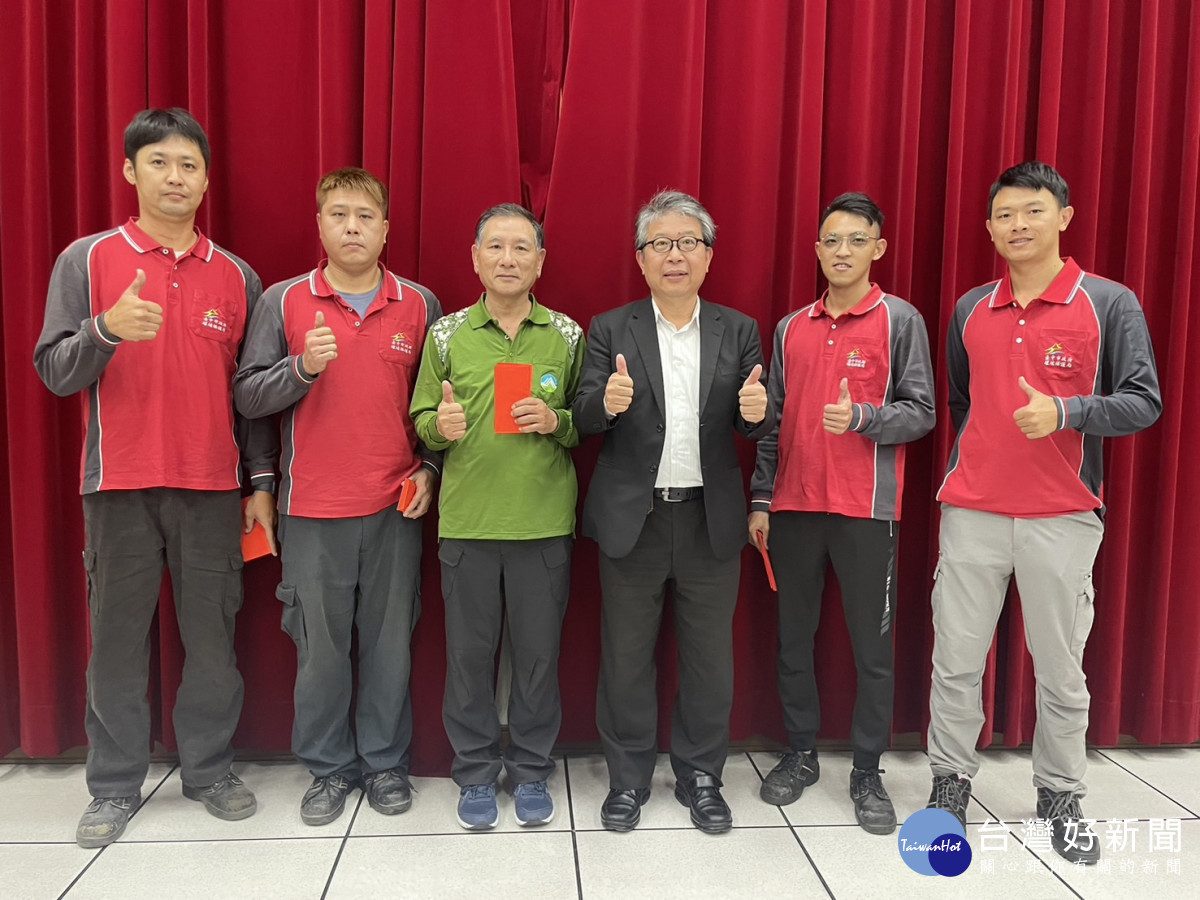陳宏益局長頒贈環保英雄特殊重大拾金不昧及為民服務特殊事蹟表揚