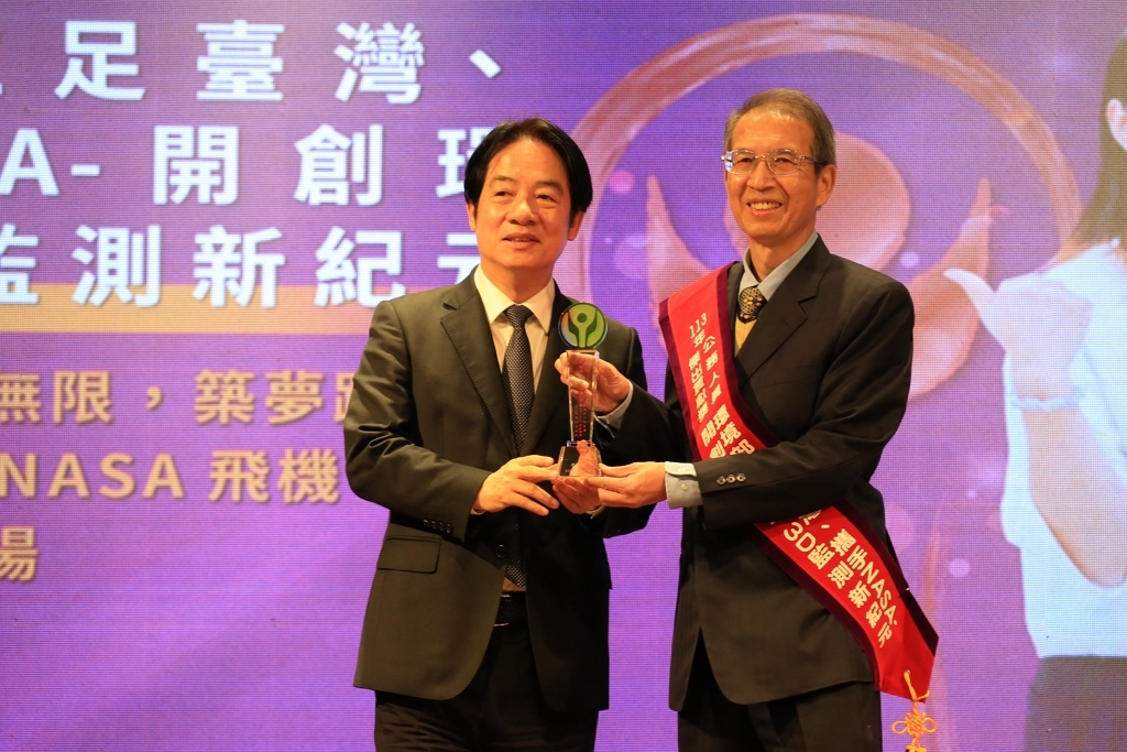 賴清德總統(左)頒獎，由環境部謝炳輝司長代表受獎及合影（圖：環境部監資司）