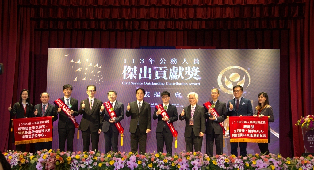賴清德總統及全體受獎代表合影（圖：環境部監資司）