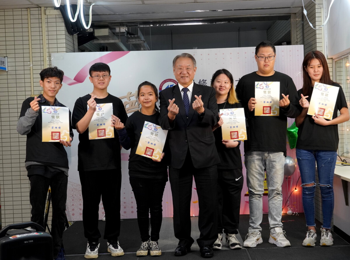 ▲圖、正修科大校長龔瑞璋與特教生分享公益成果。( 記者李堂安翻攝)