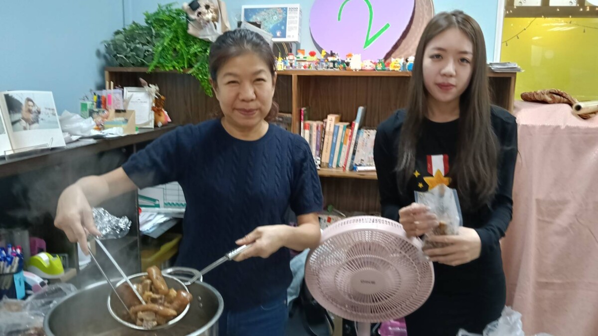 ▲圖、鳳山區五甲路大樹下海產店老闆娘林淑娟為長者獻上湯圓及豬腳，祝願年年健康。。（ 記者李堂安翻攝）