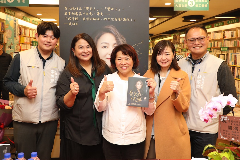 ▲黃敏惠市長帶領團隊與歌手裘海正合照。(圖/嘉義市政府提供)