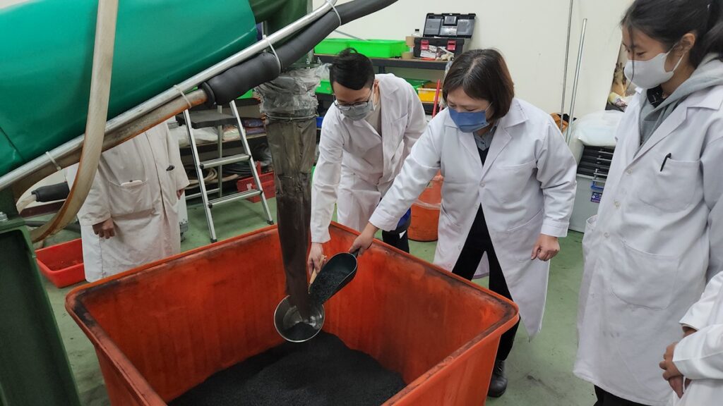程淑芬主任指出,「炭化爐」利用高溫無氧環境中熱分解有機物轉化為「生物炭」。(圖/陳惠玲攝影)