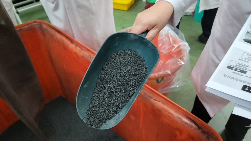 有機資材稻穀殼經過炭化後的產品「生物炭」。(圖/陳惠玲攝影)