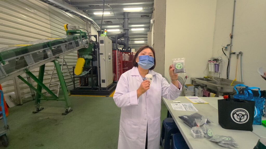 農業廢棄物經過炭化後所製作出的產品除臭、調節劑。(圖/陳惠玲攝影)