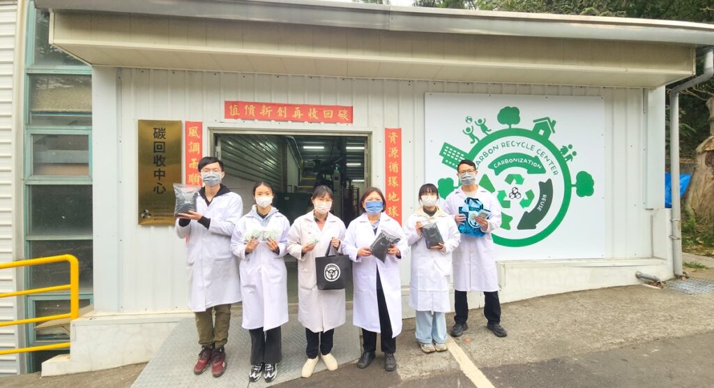 程淑芬主任帶領環工系學生團隊合影。(圖/陳惠玲攝影)