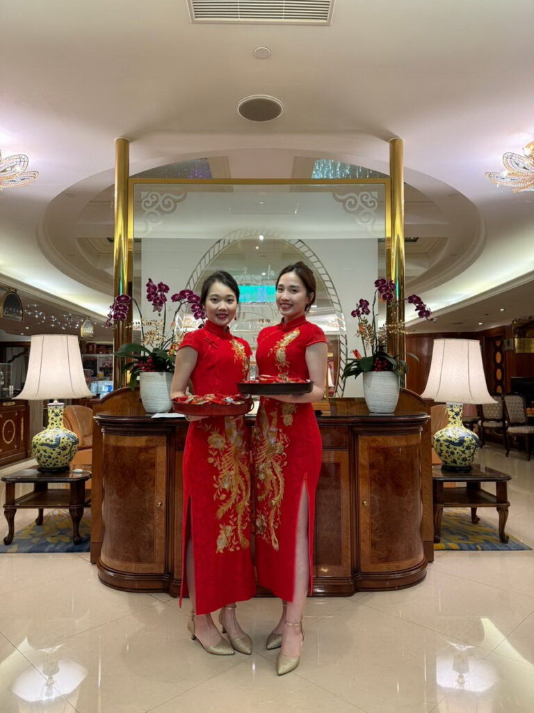 長榮桂冠酒店（台北）於除夕夜當晚於酒店大廳發送年節糖果，祝賀賓客佳節愉快！