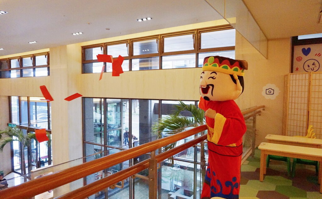 長榮鳳凰酒店（礁溪），沿襲祈求好運的傳統，以舞獅表演與財神爺發紅包作為春節精彩的開場。預訂除夕至初三「蛇來運轉」住房專案，套房每房贈送一瓶精選紅酒外，並額外贈送鳳凰幣，讓賓客可於館內精品店或餐廳折抵消費，盡享過年優惠。