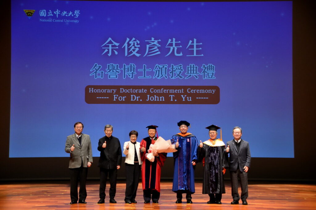 中鼎集團總裁余俊彥先生獲頒中央大學名譽博士,照片左起:中技社潘文炎董事長、前副總統蕭萬長先生、余夫人、余俊彥先生、中央大學周景揚校長、蕭述三院長和李建中教授。
