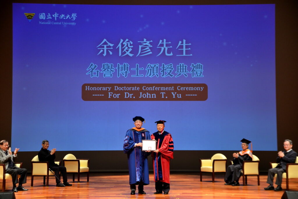 中鼎集團總裁余俊彥先生讓世界看見台灣的工程實力,為台灣的工程產業樹立新標竿,獲頒中央大學名譽博士。