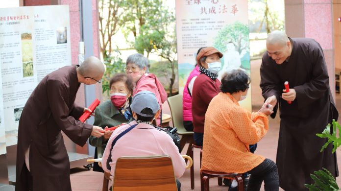 【有片】靈鷲山心道法師親題墨寶 蛇年春聯開放免費索取 87 圖3,法師發春聯 0 scaled