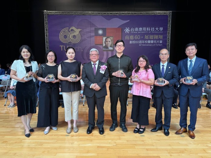 深耕美容教育有成!詩嫚特榮獲南應大60週年校慶『優質廠商獎座』 64 許經理授證