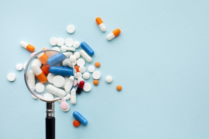 食藥署曝藥物過敏6大前兆 可能2至3個月才出現 68 magnifying glass colourful pills