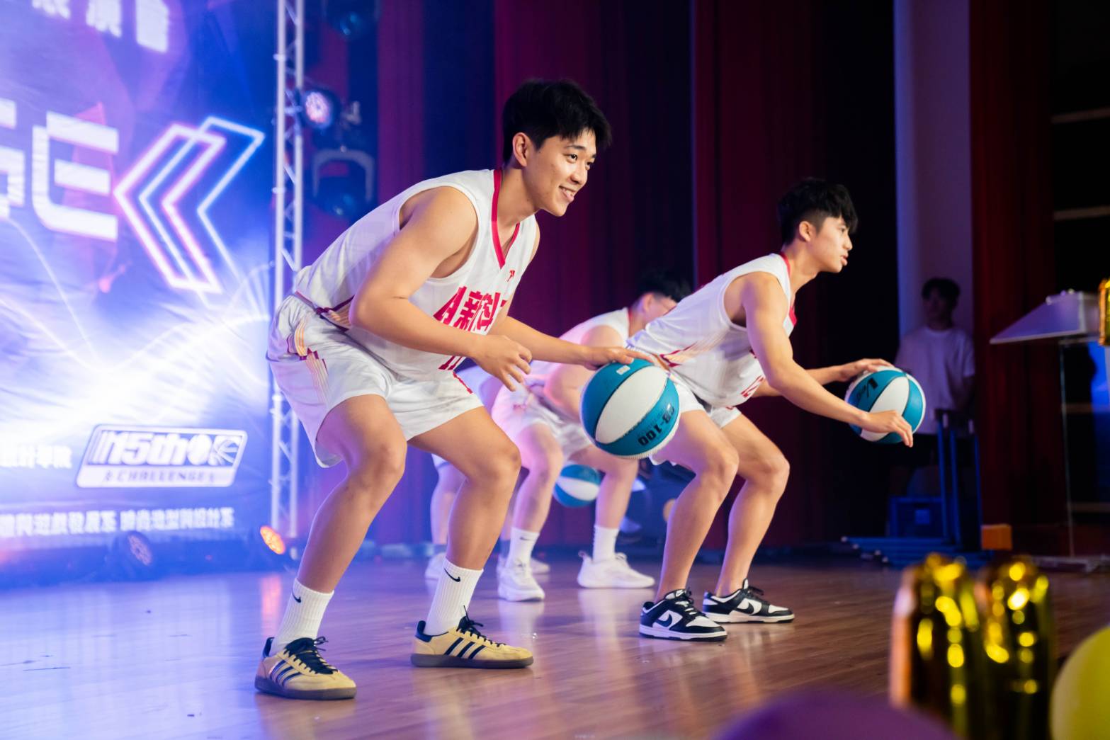 明新科大運管系籃球隊員融合舞蹈節奏展現基本功與花式球技。(圖/記者林照東翻攝)
