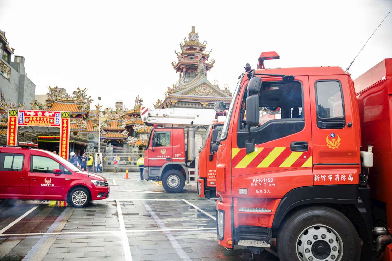 天公壇多年來捐贈消防車輛,包括雲梯車、救助材車與水庫車,並親自見證其公益善舉。(圖/記者林照東翻攝)